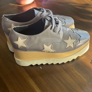 Stella McCartney grey Elyse Platform w/cream star. Size 36